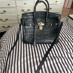 Elegant Black Crocodile-Embossed Women's Handbag